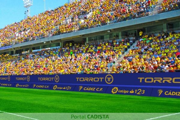 Foto-montaje de la publicidad con colores unificados en el estadio Ramón de Carranza / Trekant Media