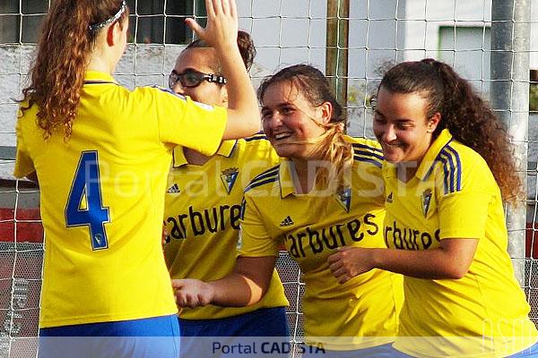 Raquel, en el centro, celebrando un gol. / Imagen: Águeda Sánchez Moreno - Portal Cadista