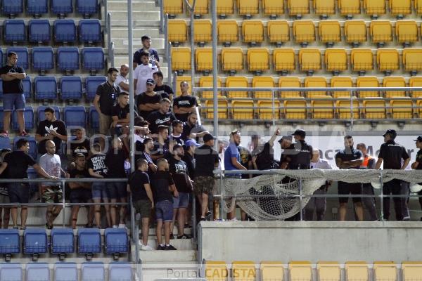 Ultras del Málaga CF yéndose del Ramón de Carranza / Trekant Media