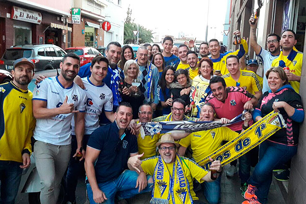 Hermanamiento de aficionados del Cádiz CF y del CD Tenerife antes del partido / Peña Chicharros en Amarillo