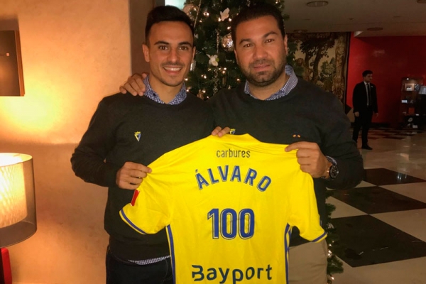 Álvaro García recibió la camiseta por su partido 100 con el Cádiz CF / cadizcf.com