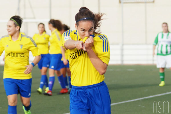 Andrea se besó el escudo para celebrar el 0-1 | Imagen: Águeda Sánchez - Portal Cadista