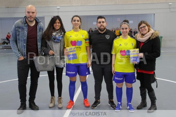 Entrega de donativos del calendario benéfico del Cádiz CF Virgili Femenino / Trekant Media