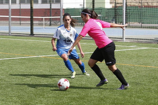 Nerea defendiendo en un lance de juego. / Foto: ADFB La Rambla Femenino