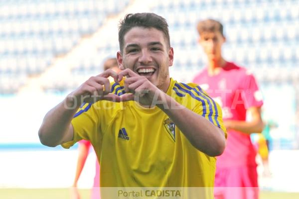 Manu Vallejo celebra un gol con el Cádiz B / Trekant Media