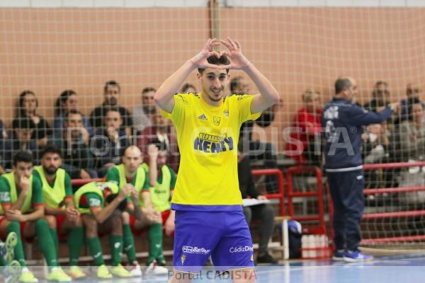 Jorge Arriaza celebra un gol con el Cádiz CF Virgili en Benalup / Trekant Media