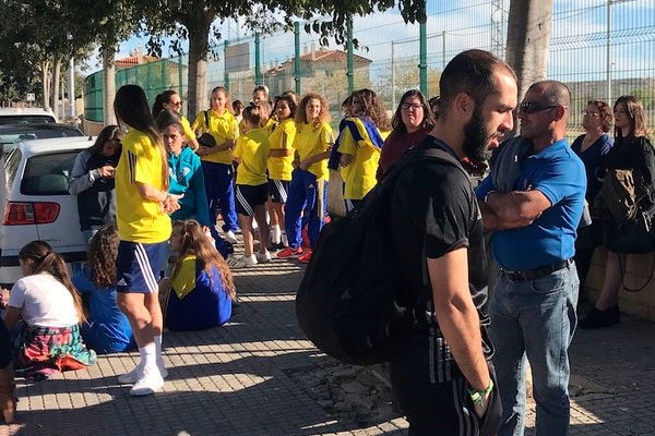 El Cádiz CF Femenino en el acceso de las Instalaciones La Canaleja de Jerez de la Frontera