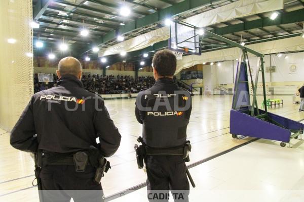 Policía Nacional en el Pabellón donde se jugó el Isleño - Cádiz CF Virgili / Trekant Media