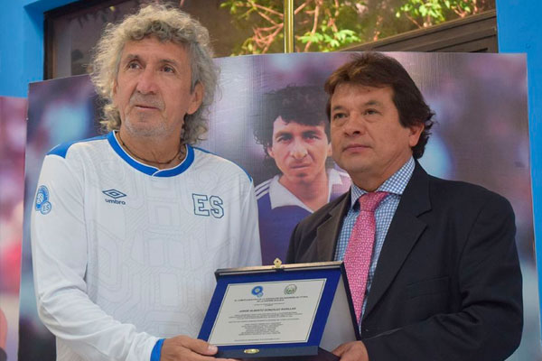 Mágico González, homenajeado por la Federación Salvadoreña de Fútbol