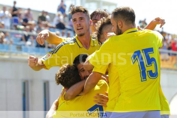 El Cádiz B celebró su gol ante el CD Utrera. 