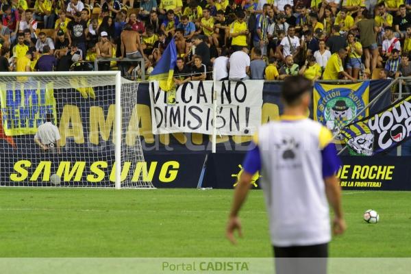 Pancarta 'Vizcaíno dimisión' en el estadio Ramón de Carranza / Trekant Media