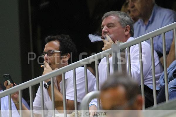 José María González y Manuel Vizcaíno, fumando en el estadio Ramón de Carranza / Trekant Media