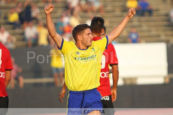 Manu Vallejo celebra un gol en pretemporada con el Cádiz CF / Trekant Media