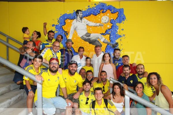Foto de familia tras la inauguración del mural de Cadyc a Pepe Mejías / Trekant Media