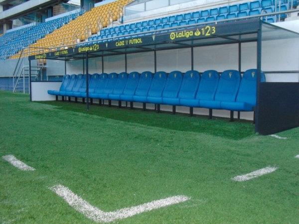 Nuevos banquillos del estadio Ramón de Carranza / cadizcf.com