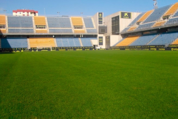 Resiembra del césped del estadio Ramón de Carranza / cadizcf.com