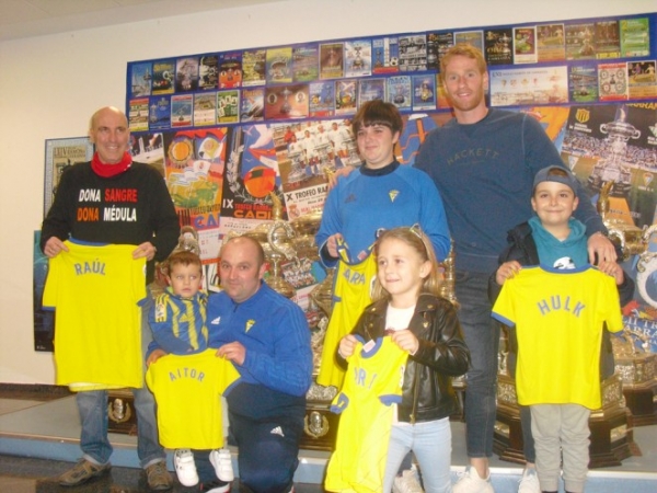 Álex Fernández con los chicos de Apoleu / cadizcf.com