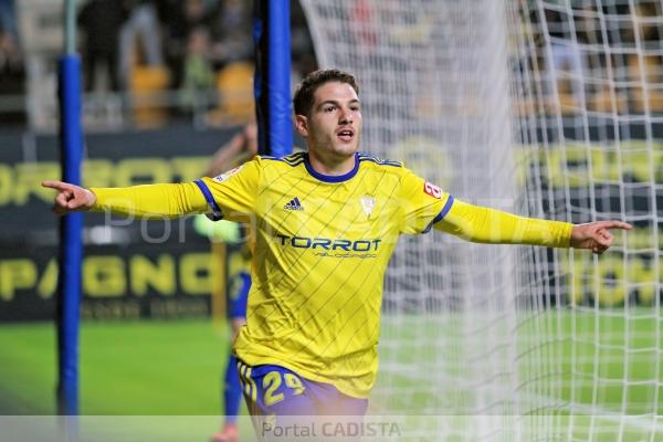 Manu Vallejo, celebra un gol con el Cádiz CF / Trekant Media