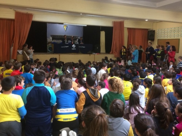 Sergio Sánchez y Sergio González en el colegio Reyes Católicos de Puerto Real / cadizcf.com