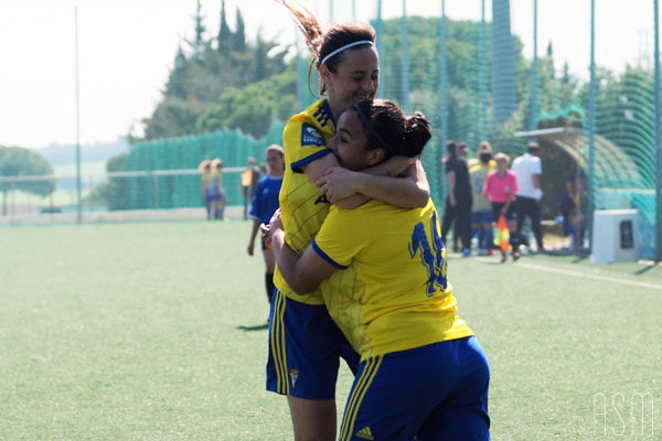 Maese se abraza con Lola para celebrar el 3-2. / Imagen: Águeda Sánchez - Portal Cadista
