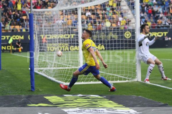 Manu Vallejo, celebra un gol con el Cádiz CF / Trekant Media