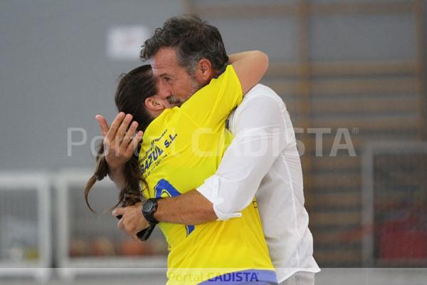 Carlota se abraza a su padre tras su vuelta a las pistas / Trekant Media