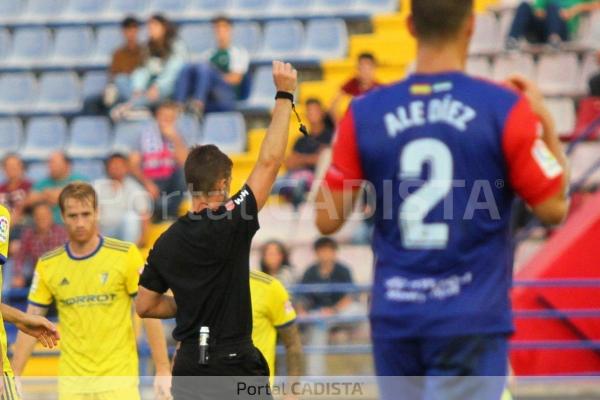 Ávalos Barrera mostrando una cartulina ayer / Trekant Media