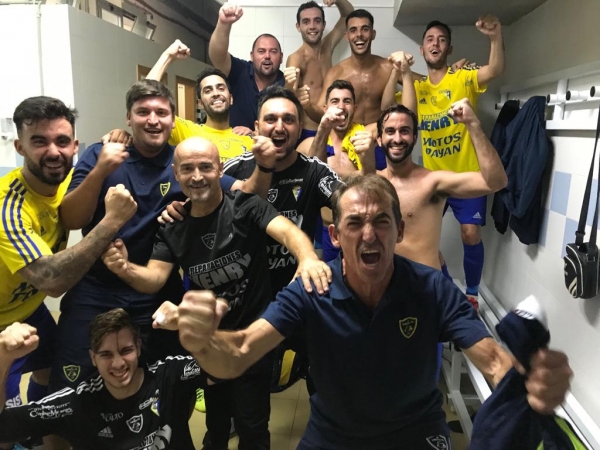 El Cádiz CF Virgili celebra la victoria en Ceuta