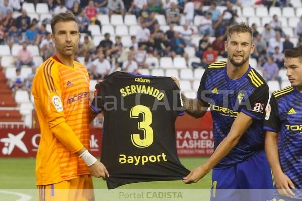 Los jugadores del Cádiz CF posan con la camiseta de Servando / Josema Moreno - masquealba.com