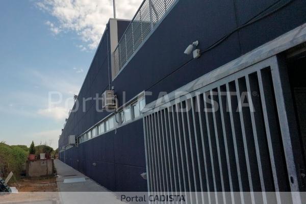 Ciudad Deportiva Bahía de Cádiz pintada de azul / Trekant Media