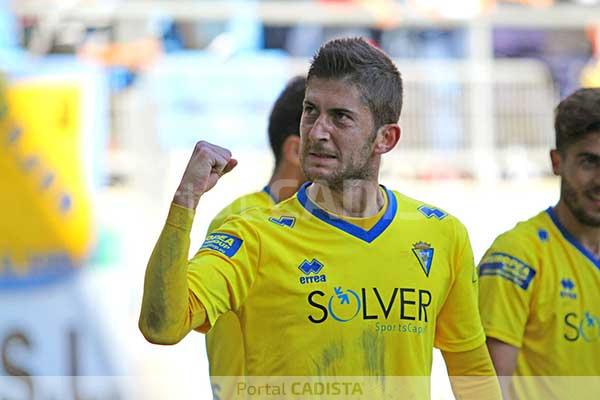 Fran Machado celebra un gol con el Cádiz CF / Trekant Media
