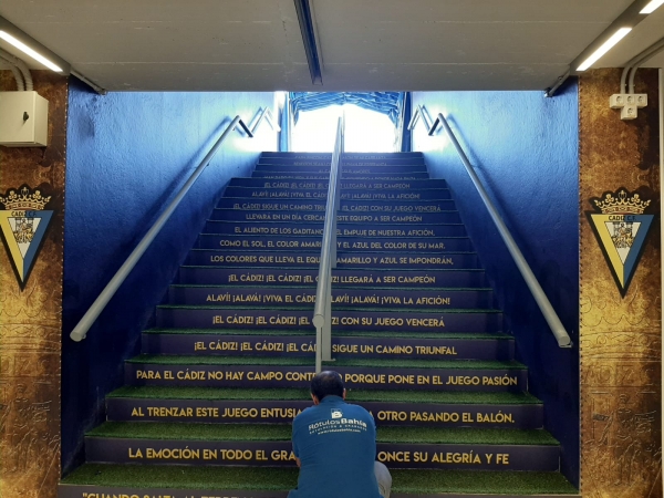 Escalones del túnel de vestuario del estadio Ramón de Carranza / cadizcf.com