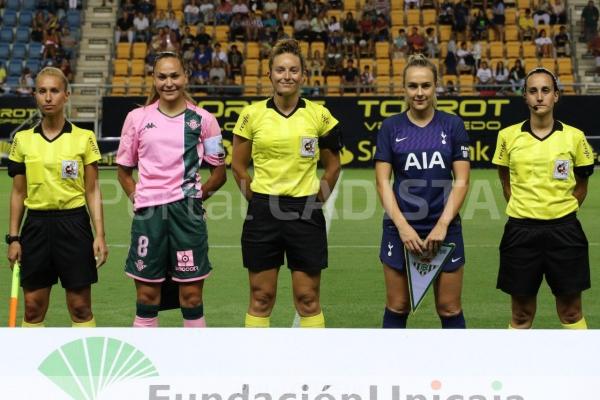 Equipo arbitral que dirigió el Tottenham - Betis / Trekant Media