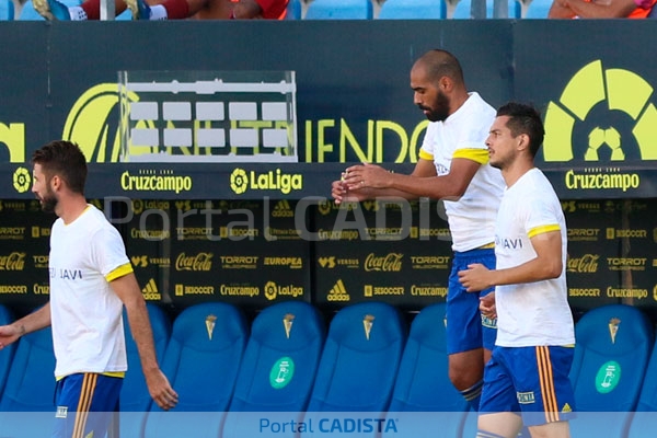 Jugadores del Cádiz luciendo la camiseta de apoyo a Javi Jiménez / Trekant Media