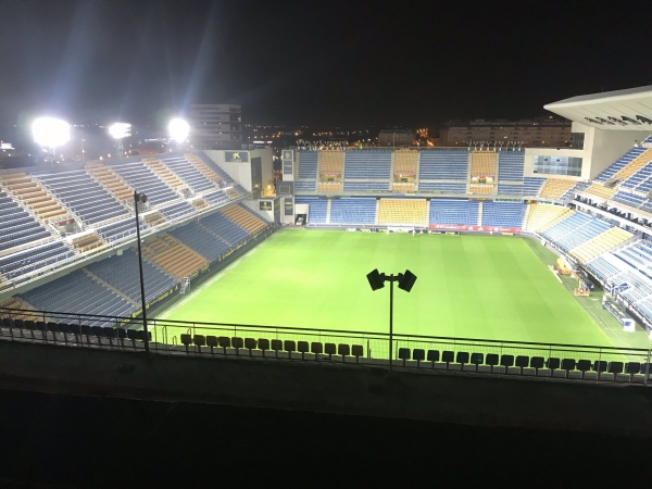 Iluminación del estadio Ramón de Carranza / Twitter @RubenRieramarin