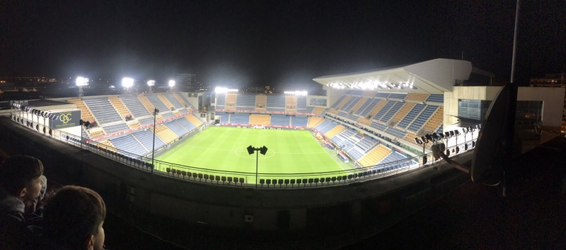 El estadio Ramón de Carranza todo encendido con la nueva iluminación / Twitter @RubenRieramarin