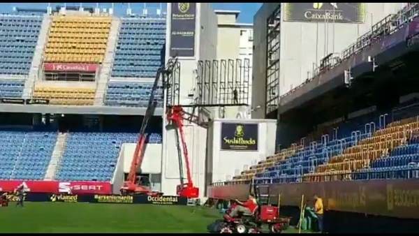 Instalación de los nuevos marcadores del estadio Carranza