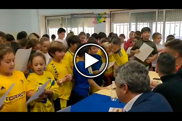 La vecina San Fernando canta el "Me han dicho que el amarillo" 