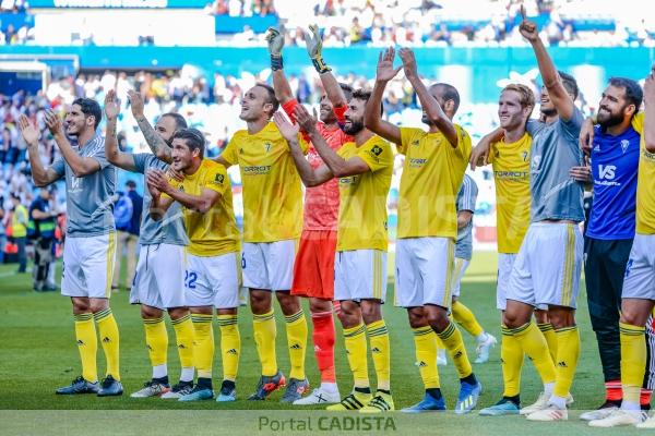 El Cádiz CF celebró la victoria en La Romareda con la afición cadista / Carlos Gil-Roig - portalcadista.com
