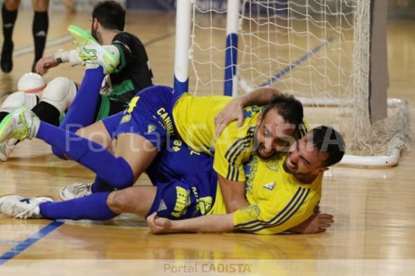 Poti y Juanillo celebran un gol del Cádiz CF Virgili en San Pedro del Pinatar / Trekant Media