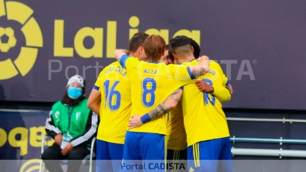 El Cádiz celebra un gol ante el Alavés (Trekant Media)