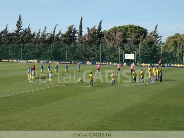 Minuto de silencio en el Cádiz B - Las Palmas Atlético / Trekant Media