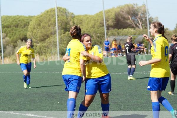 Celebración de uno de los goles del Cádiz CF Femenino esta mañana en El Rosal