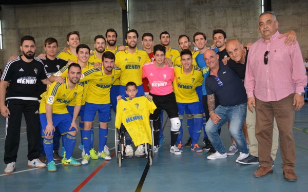 El Cádiz CF Virgili obsequiando al pequeño Alfonso / Futsalsur