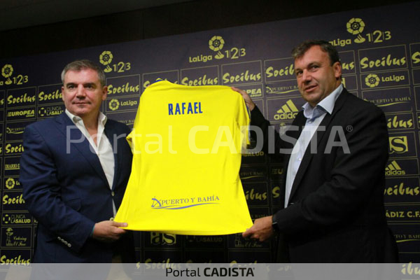 Vizcaíno y Rafael Fernández en la presentación del acuerdo. / Trekant Media